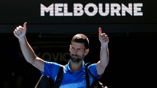 Novak Djokovic da un visto bueno a los fanáticos de Booing en el Rod Laver Arena después de retirarse en su partido semifinal contra Alexander Zverev en el Abierto de Australia (AP) Novak Djokovic da un visto bueno a los fanáticos de Booing en el Rod Laver Arena después de retirarse en su partido semifinal contra Alexander Zverev en el Abierto de Australia (AP)