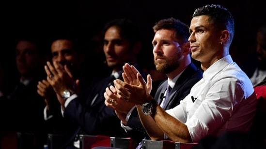 Cristiano Ronaldo y Lionel Messi durante una ceremonia. (Getty Images)