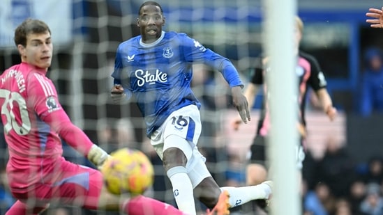 El mediocampista de Everton, Abdoulaye Doucoure (C), anota el gol de apertura contra Leicester City. (AFP) El mediocampista de Everton, Abdoulaye Doucoure (C), anota el gol de apertura contra Leicester City. (AFP)