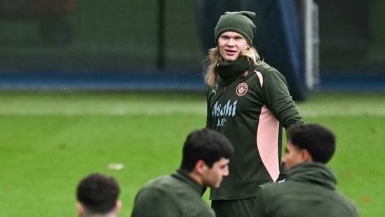 El delantero noruego #09 de Manchester City Erling Haaland (trasero C) participa en una sesión de entrenamiento en el campo de entrenamiento de Manchester City en Manchester, noroeste de Inglaterra, el 10 de febrero de 2025, en la víspera de su partido de fútbol de la Liga de Campeones de la UEFA contra el Real Madrid . (Foto de Paul Ellis / AFP) (AFP) El delantero noruego #09 de Manchester City Erling Haaland (trasero C) participa en una sesión de entrenamiento en el campo de entrenamiento de Manchester City en Manchester, noroeste de Inglaterra, el 10 de febrero de 2025, en la víspera de su partido de fútbol de la Liga de Campeones de la UEFA contra el Real Madrid . (Foto de Paul Ellis / AFP) (AFP)