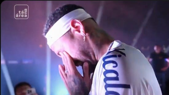 Neymar en lágrimas después de regresar a Santos (x) Neymar en lágrimas después de regresar a Santos (x)