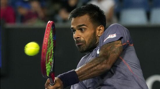 India No. 1 Sumit Nagal durante su primera ronda contra Tomas Machac de la República Checa en el reciente Abierto de Australia. No jugó en el empate de la Copa Davis del fin de semana contra Togo en Nueva Delhi. (AP)